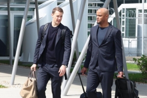 爱奇艺体育官网-图片报：拜仁全队返回慕尼黑时神情严峻，仅埃贝尔一人露出笑容