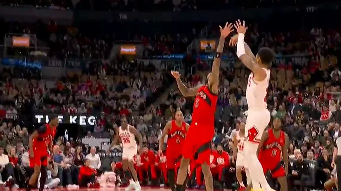 爱奇艺体育直播-欢迎来到芝加哥！西蒙斯迎着莺歌的长臂命中公牛生涯首分